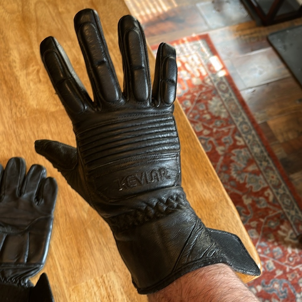 Black Men's Gloves - Picture 4 of 10